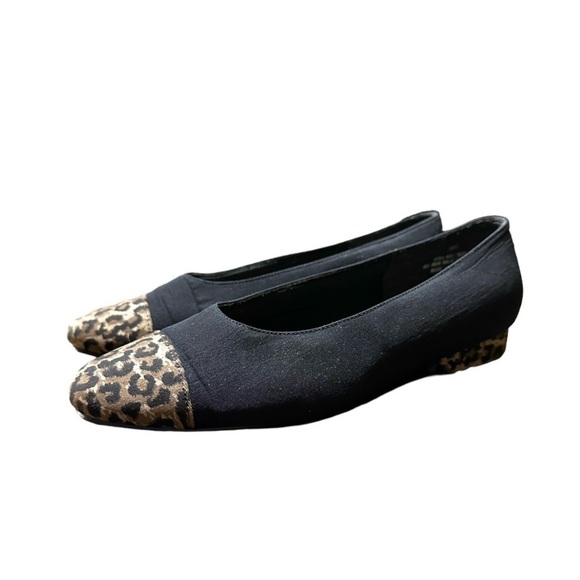 ANNIE, WOMENS FLAT SHOES. BLACK WITH ANIMAL PRINT TOE & 1/2” HEEL. USED, SIZE 8M - Picture 3 of 6